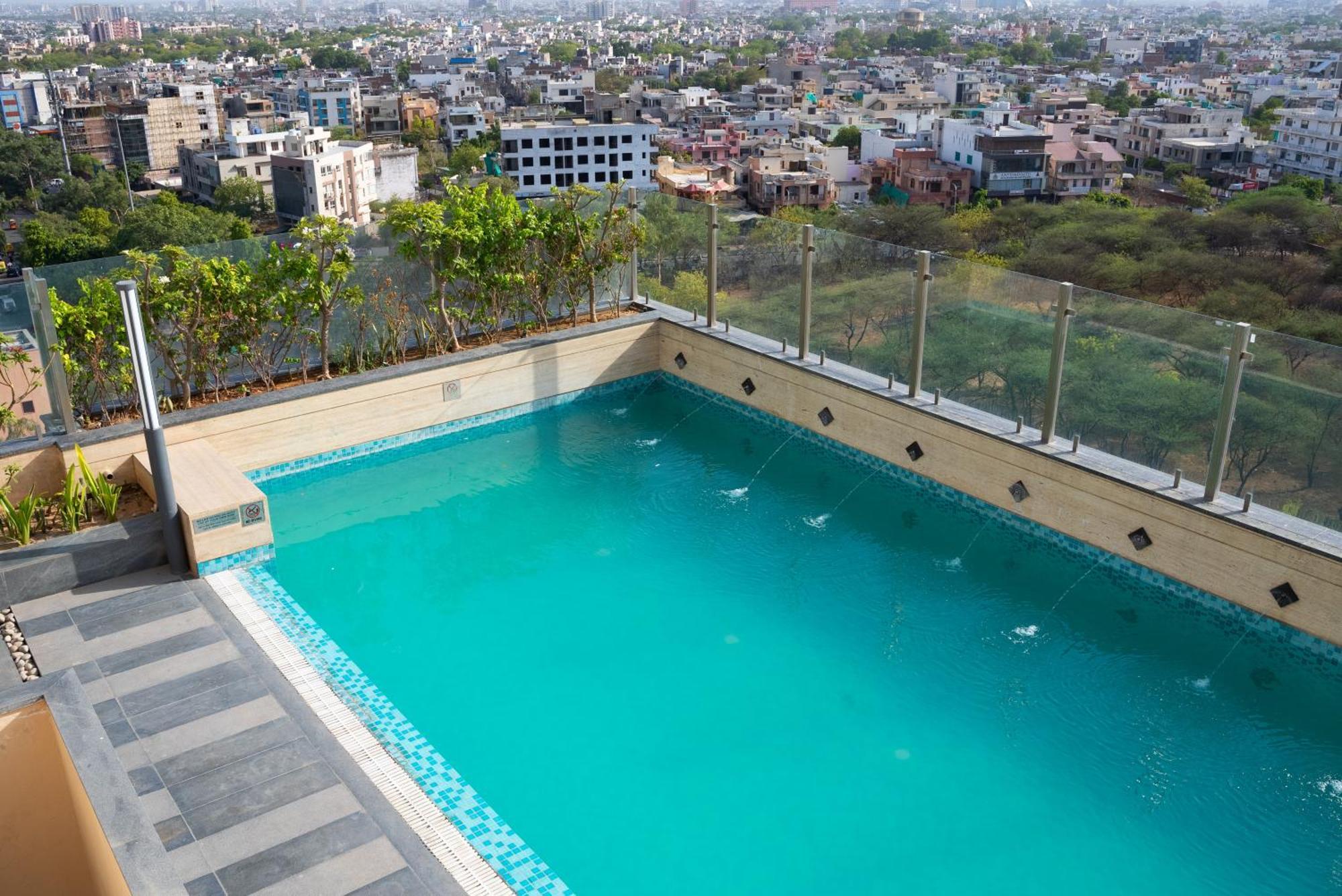 Hyatt Place Jaipur Malviya Nagar Exteriér fotografie Swimming pool at the hotel